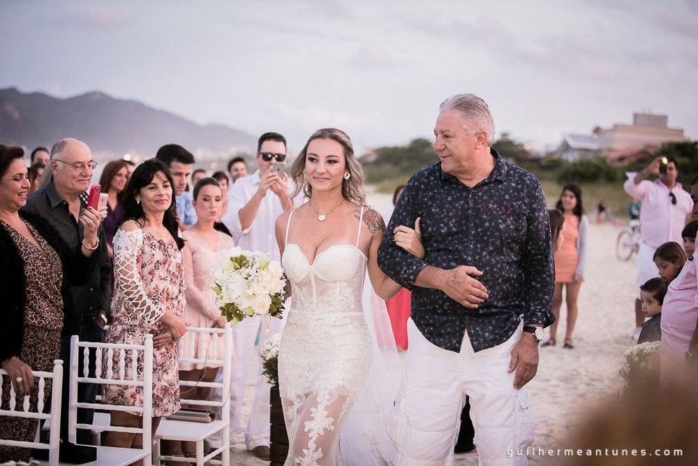 Foto de Casamento na praia de Larissa e Ronaldo pai acompanha noiva até o altar