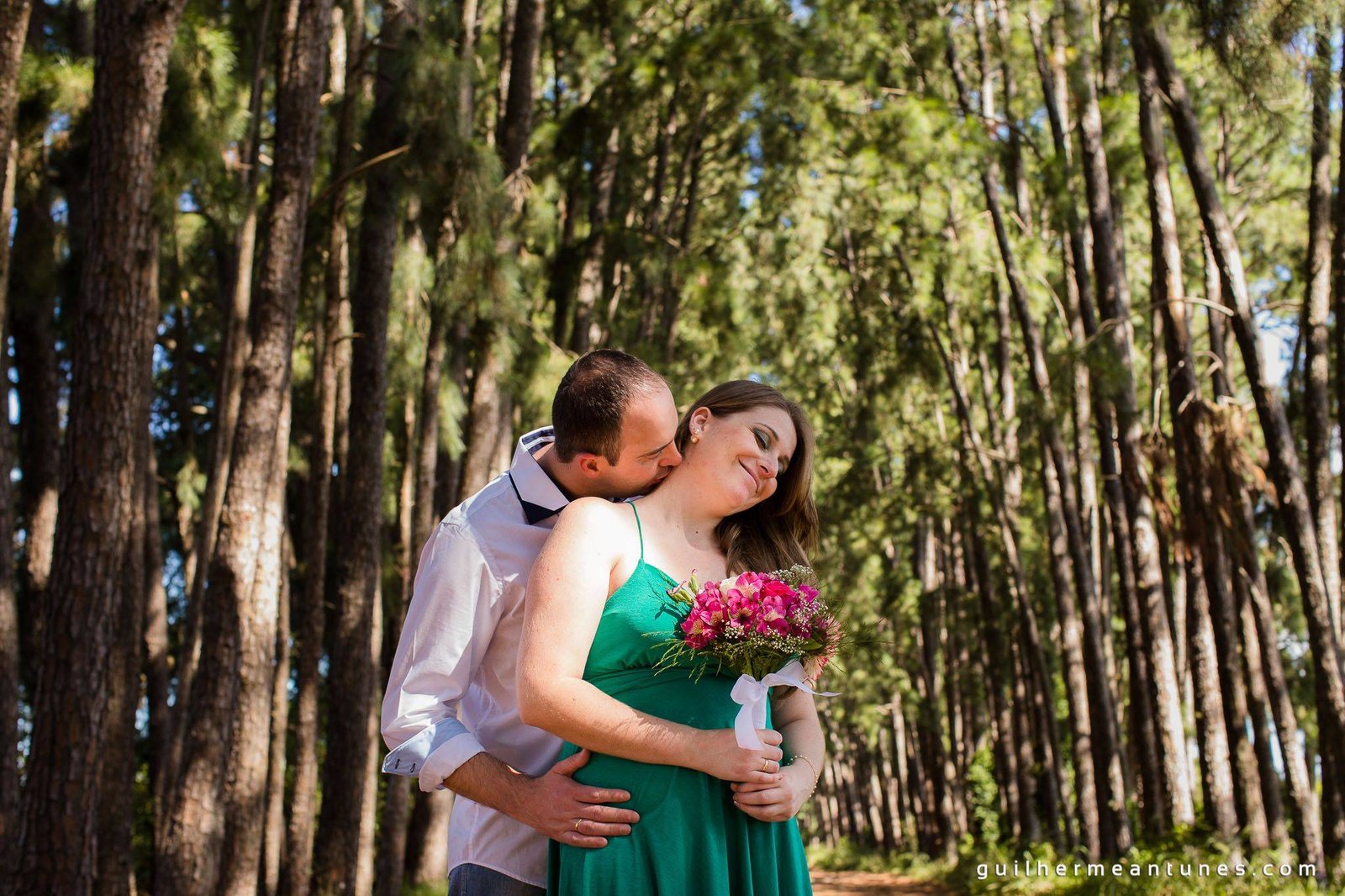 Foto de Casamento Larissa e Fabiano abraço e beijo no pescoço na floresta