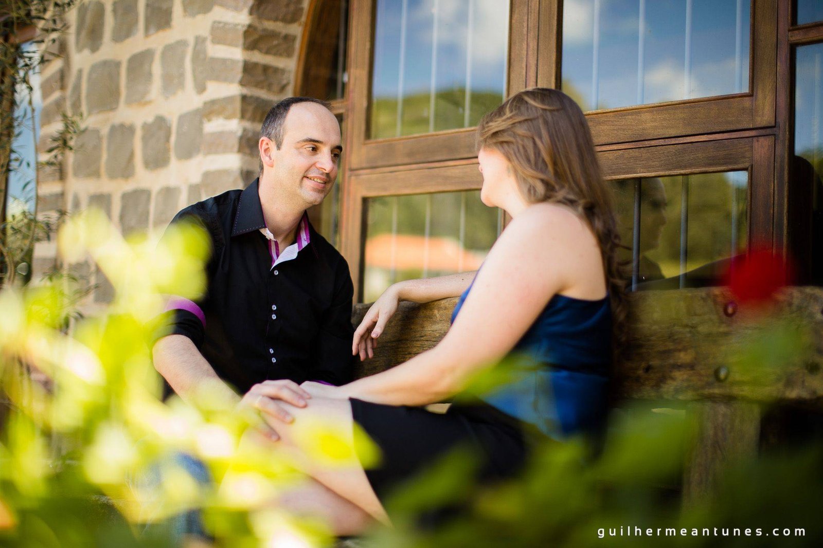 Foto de Casamento Larissa e Fabiano flertando no banquinho da varanda