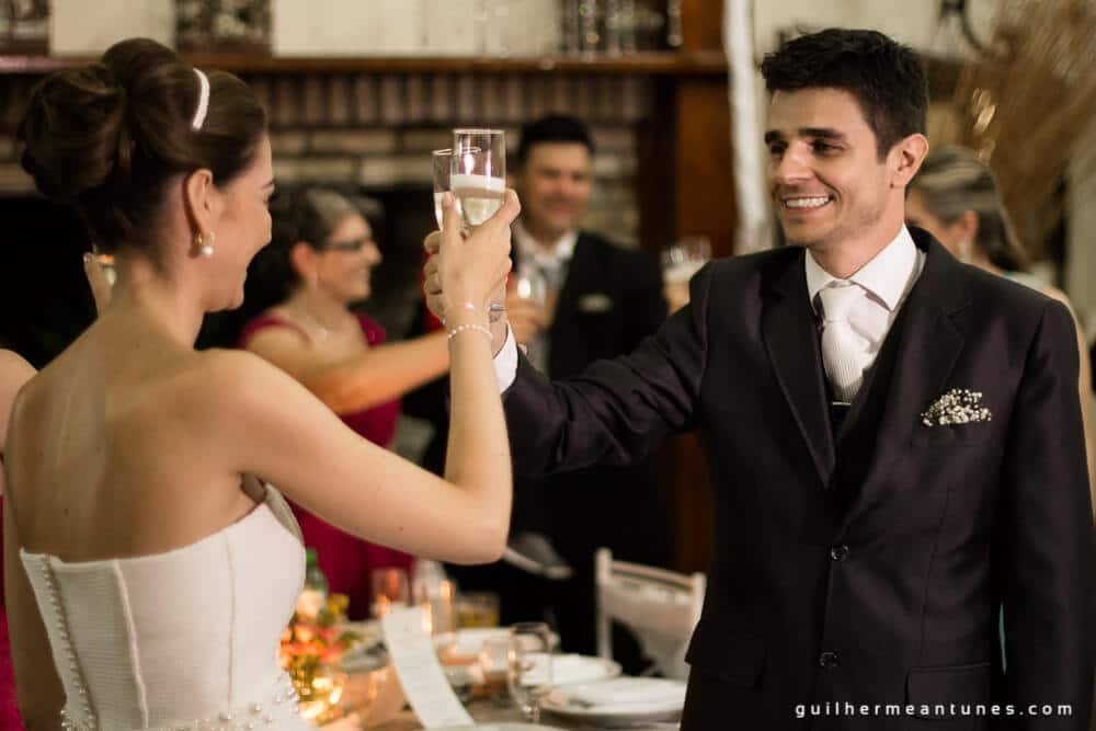Fernanda e Charles: Fotografia de casamento em Lages (Noivos em brinde)