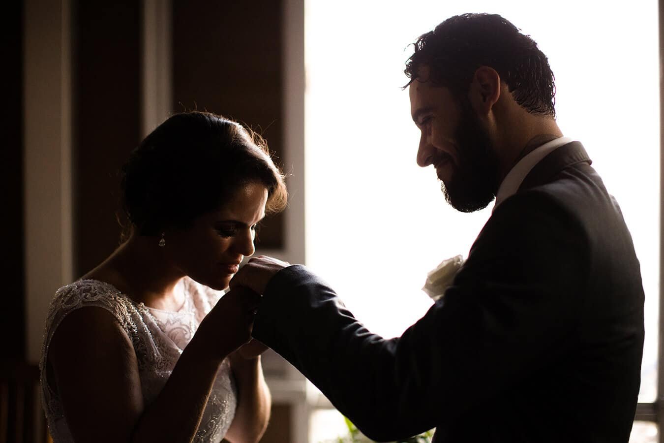 Fotografia de Casamento em Lages: A benção de um beijo na mão